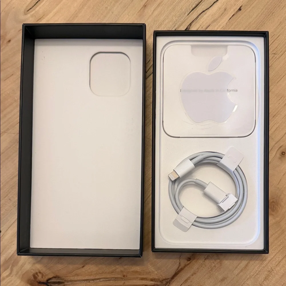Apple Lightning to USB-C Cable in White with Packaging Inserts